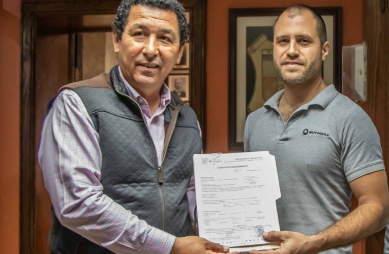 Entrega alcalde Mario López licencia para apertura de microempresa en Matamoros