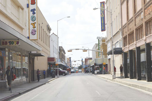 Comercios pequeños y centros comerciales reabren en Texas