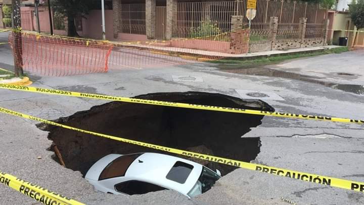Madre e hija se salvan al caer su auto a socavón en Nuevo Laredo