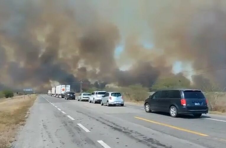 Por incendio cierran carretera a Matamoros