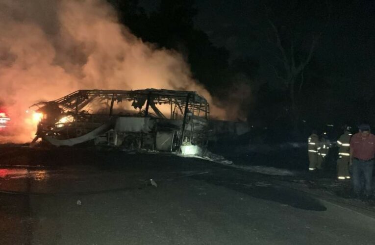 Choque de autobús deja 15 muertos